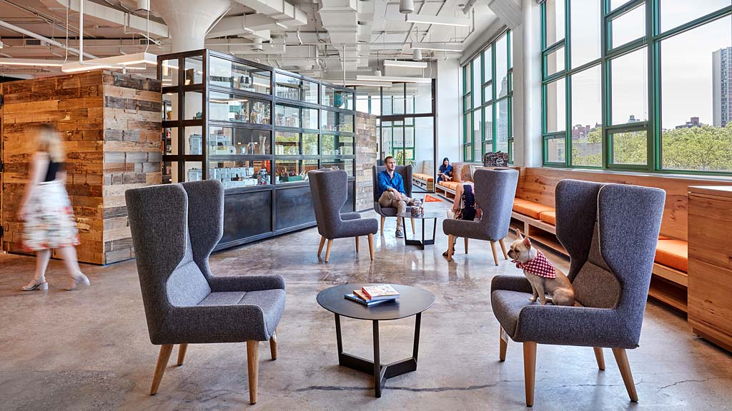 A room with chairs and tables.