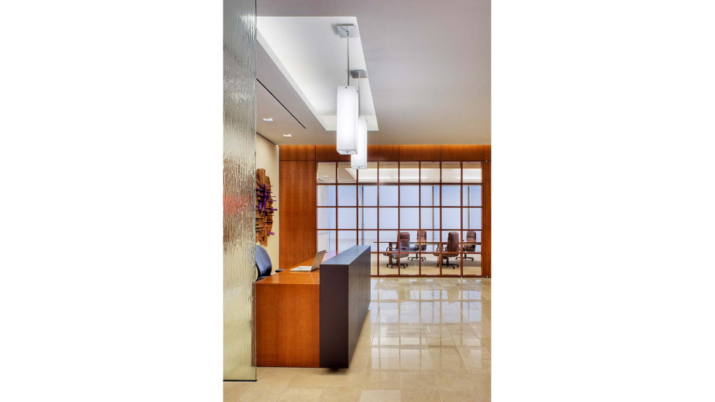 A room with a desk and chairs.