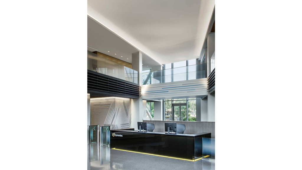 A room with a desk and chairs.