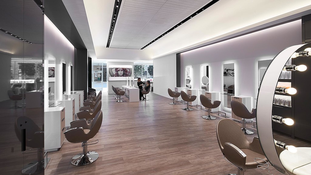 A room with chairs and tables.