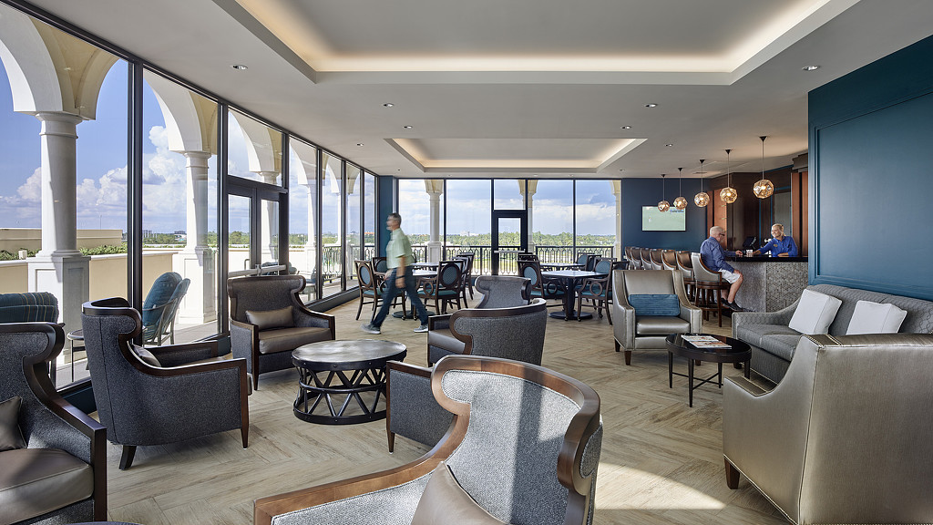 A room with chairs and tables.