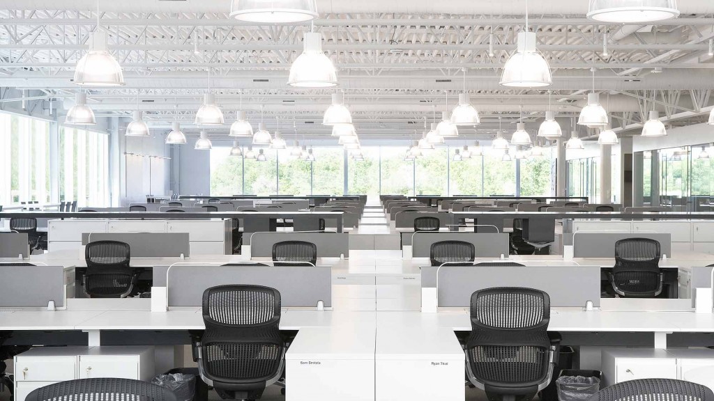 A room with chairs and tables.