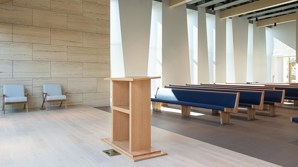 A large room with benches.