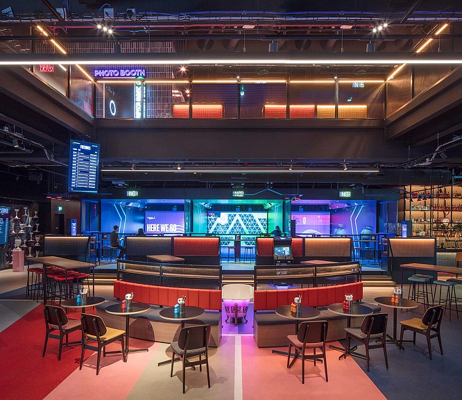 A room with chairs and tables.