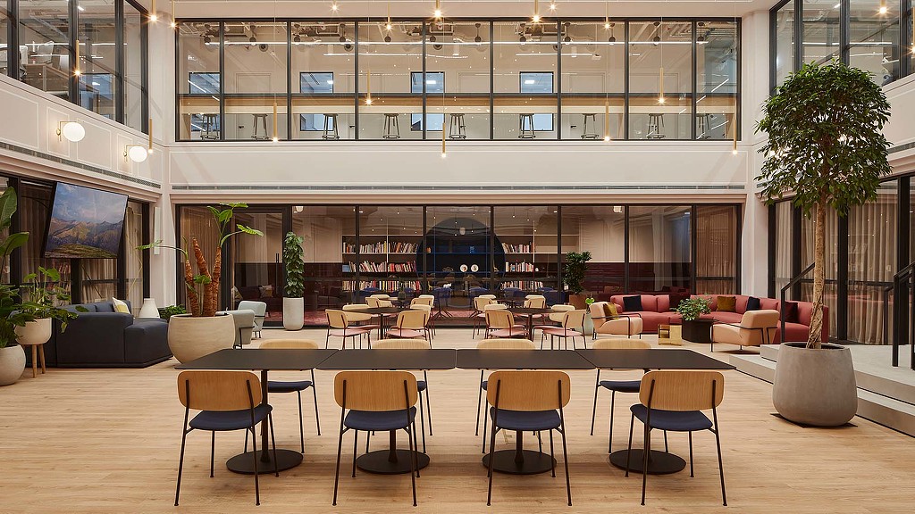 A room with chairs and tables.