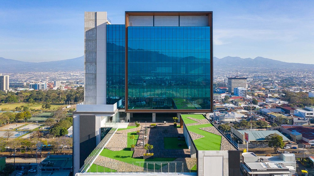 Torre Universal office and retail center