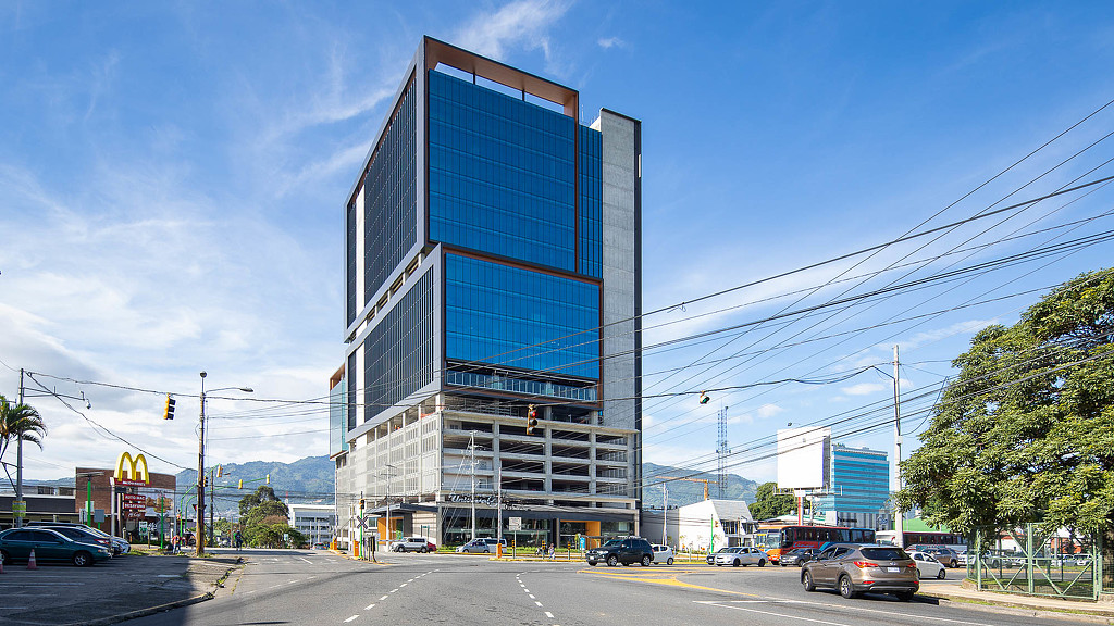 Torre Universal office and retail center street view