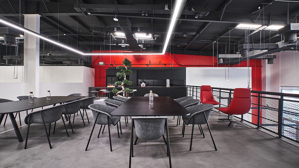 A room with tables and chairs.