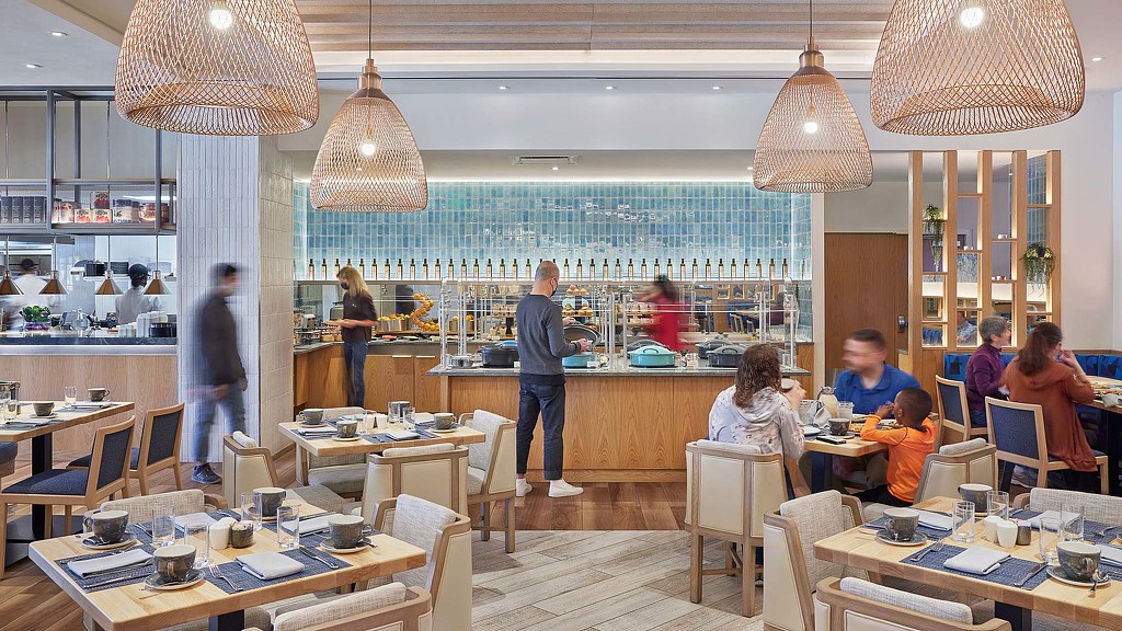 A group of people in a restaurant.