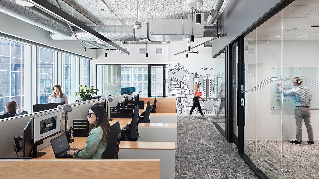 JLL Charlotte work stations and meeting room