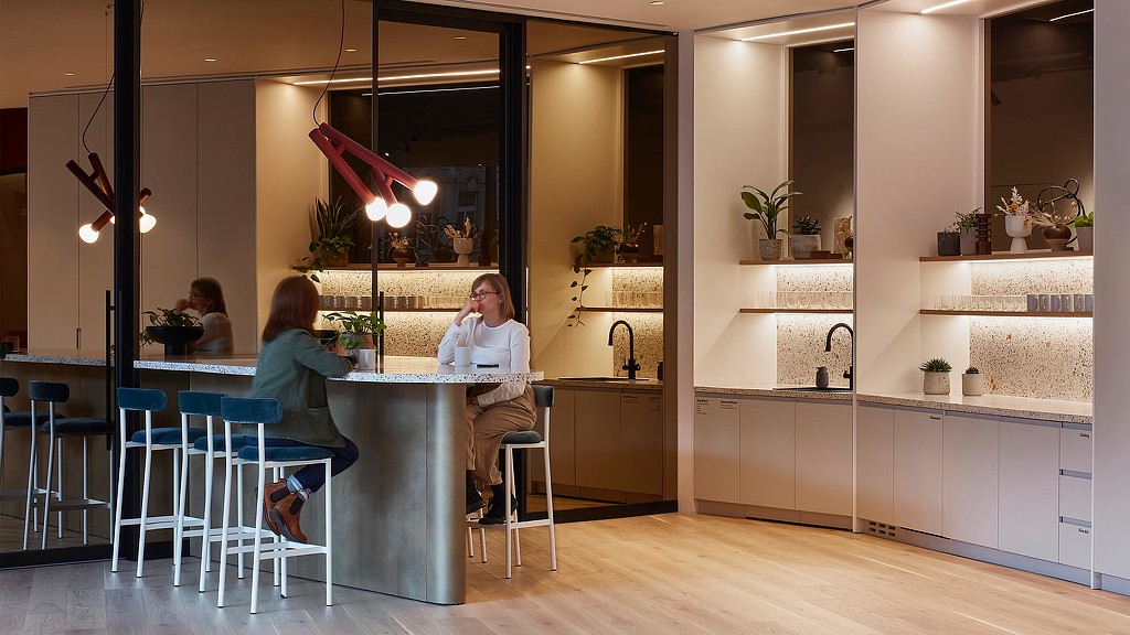2 women conversing at Storey cafe bar-style table