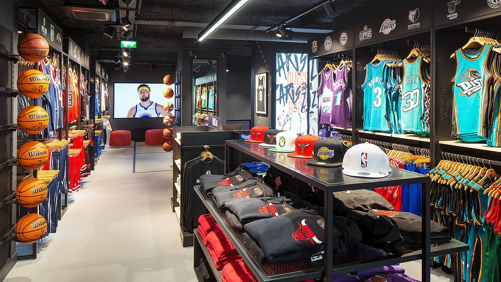 NBA Store Paris visual merchandising