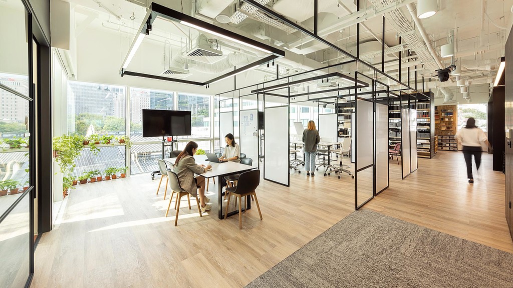 Gensler Singapore office open collaboration space with biophilia