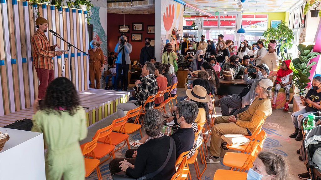 Chapter 510 Swan's Market open mic with audience