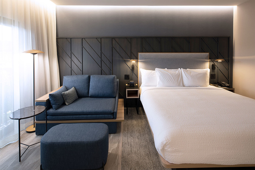 Marriott Courtyard San Jose room with bed and couch