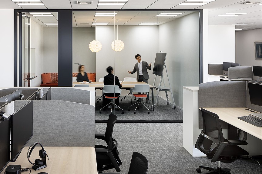 Freshfields Bruckhaus Deringer Tokyo office desks and meeting room