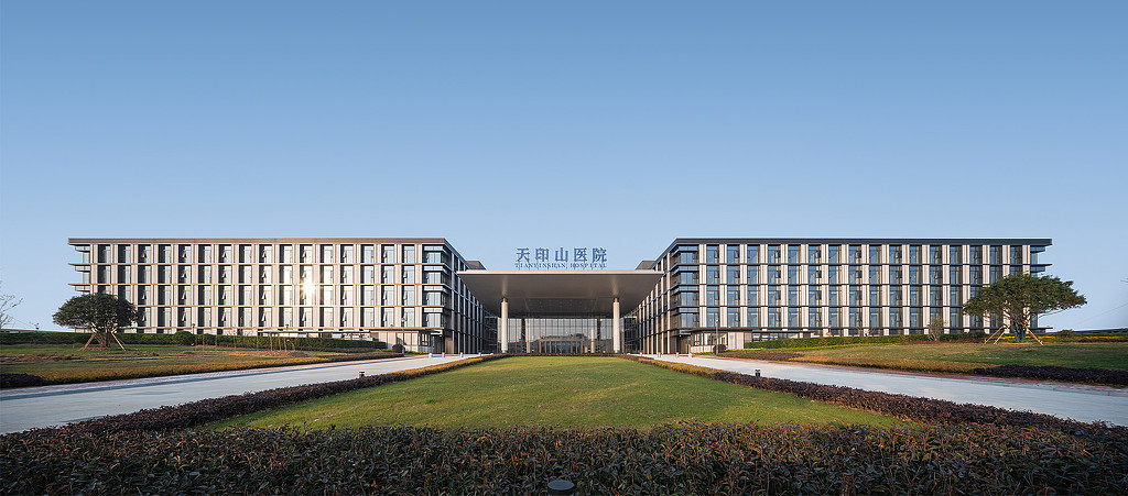 Nanjing Tianyinshan Hospital and outdoor lawn
