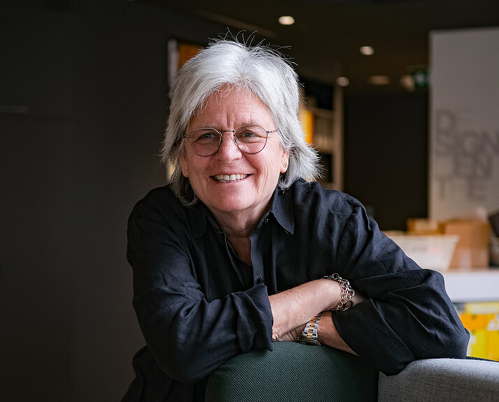 A person with the arms crossed.