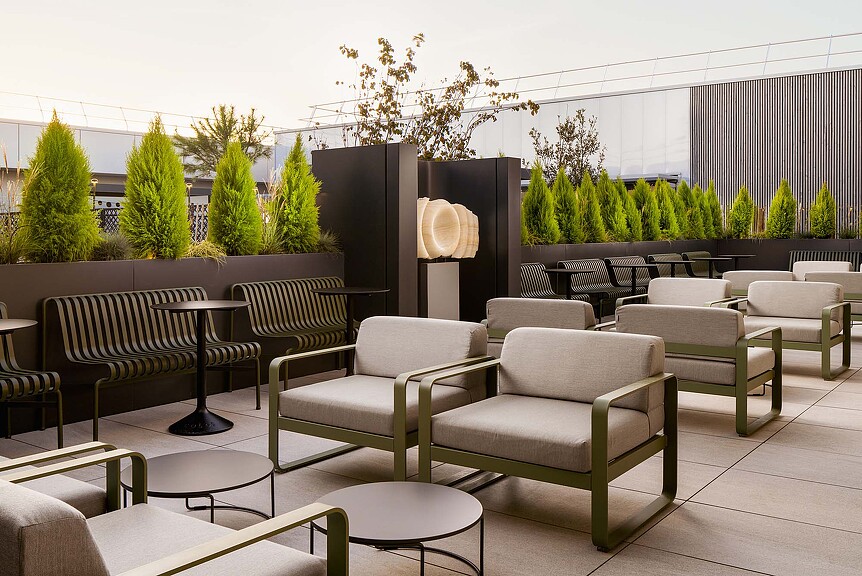 A room with chairs and tables.