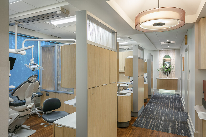 A room with a desk and chairs.