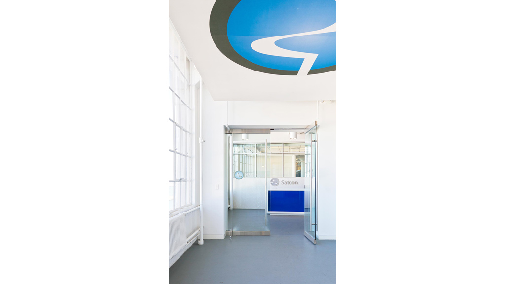 A building with a glass door.