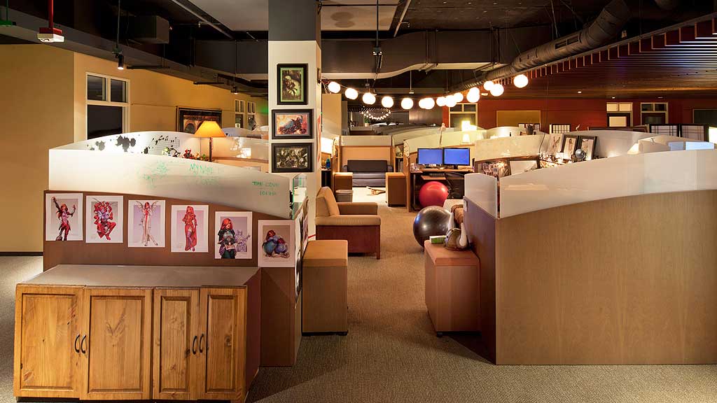 A room with a desk and chairs.