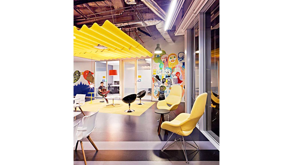 A room with chairs and tables.