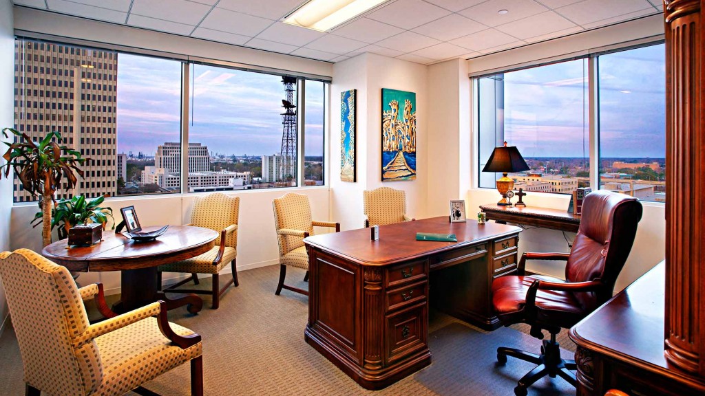 A room with a desk and chairs.