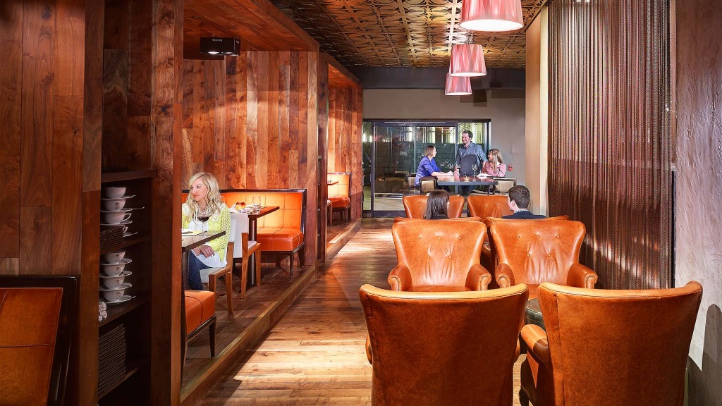 A room with chairs and tables.