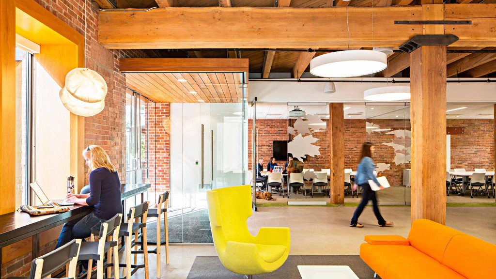 A room with chairs and tables.