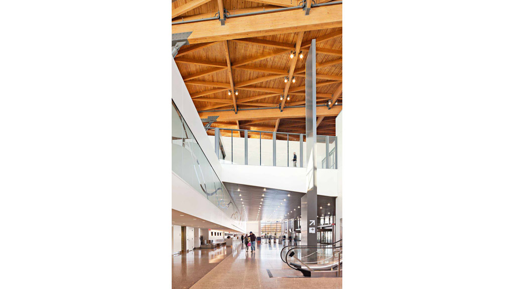 A large building with a large pillar.