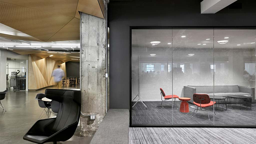 A room with chairs and a table.