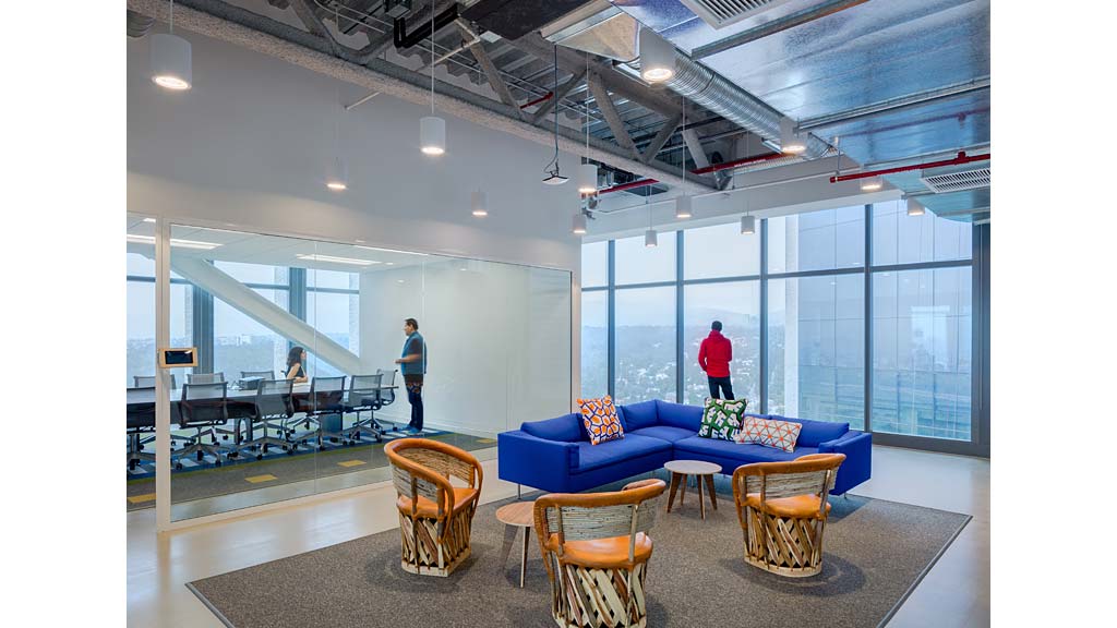 A room with chairs and tables.