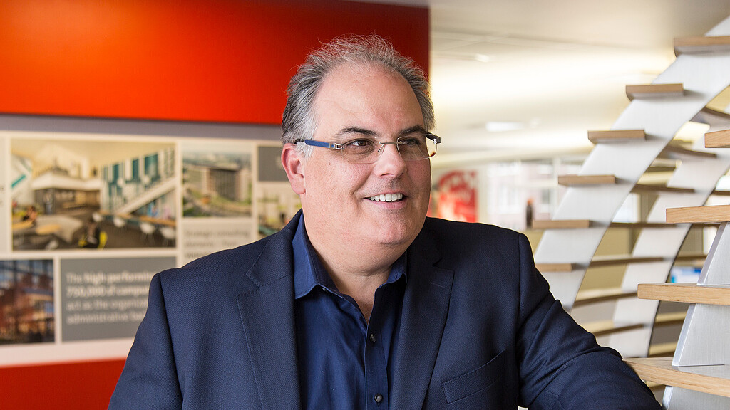 Alexander Fernández headshot