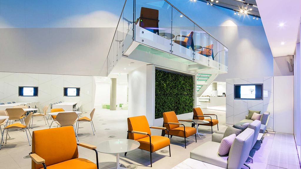 A room with chairs and tables.