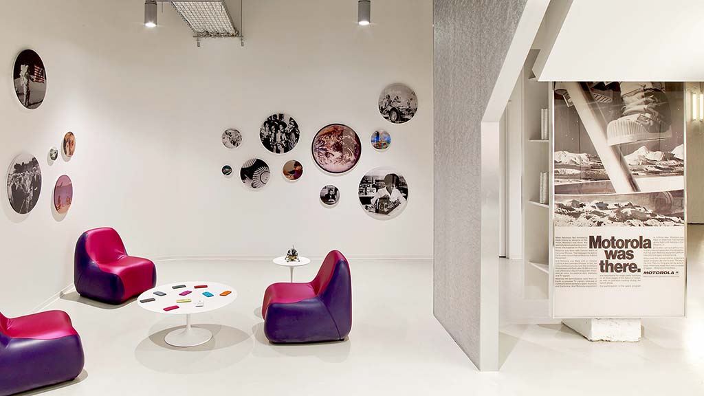 A room with chairs and a table.