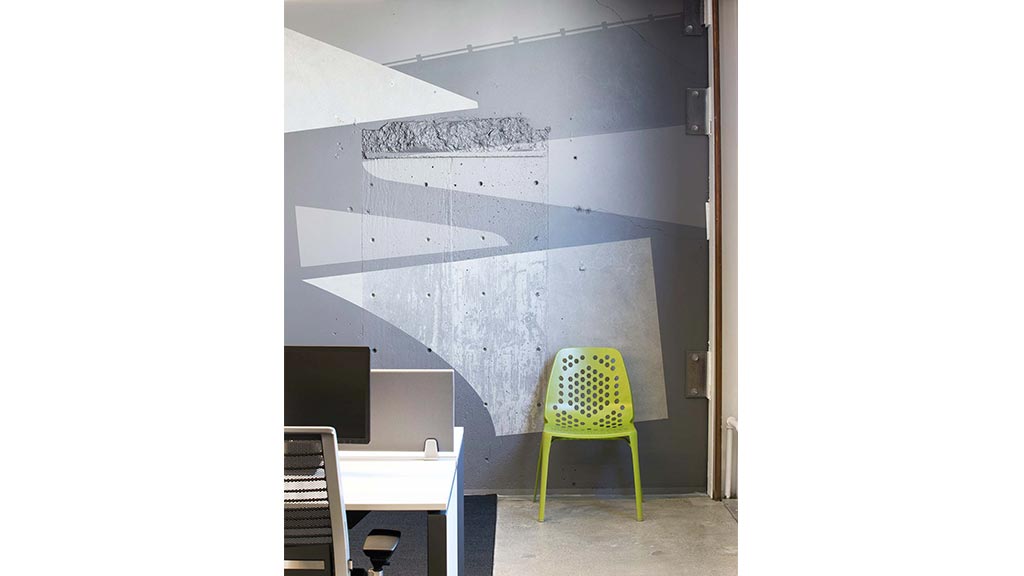 A room with a desk and chairs.