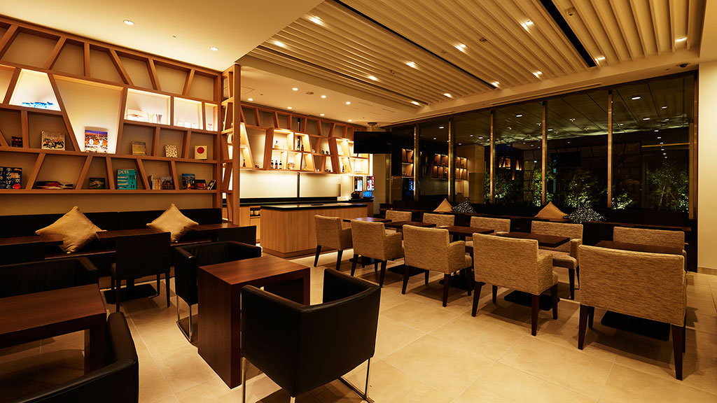 A room with chairs and tables.