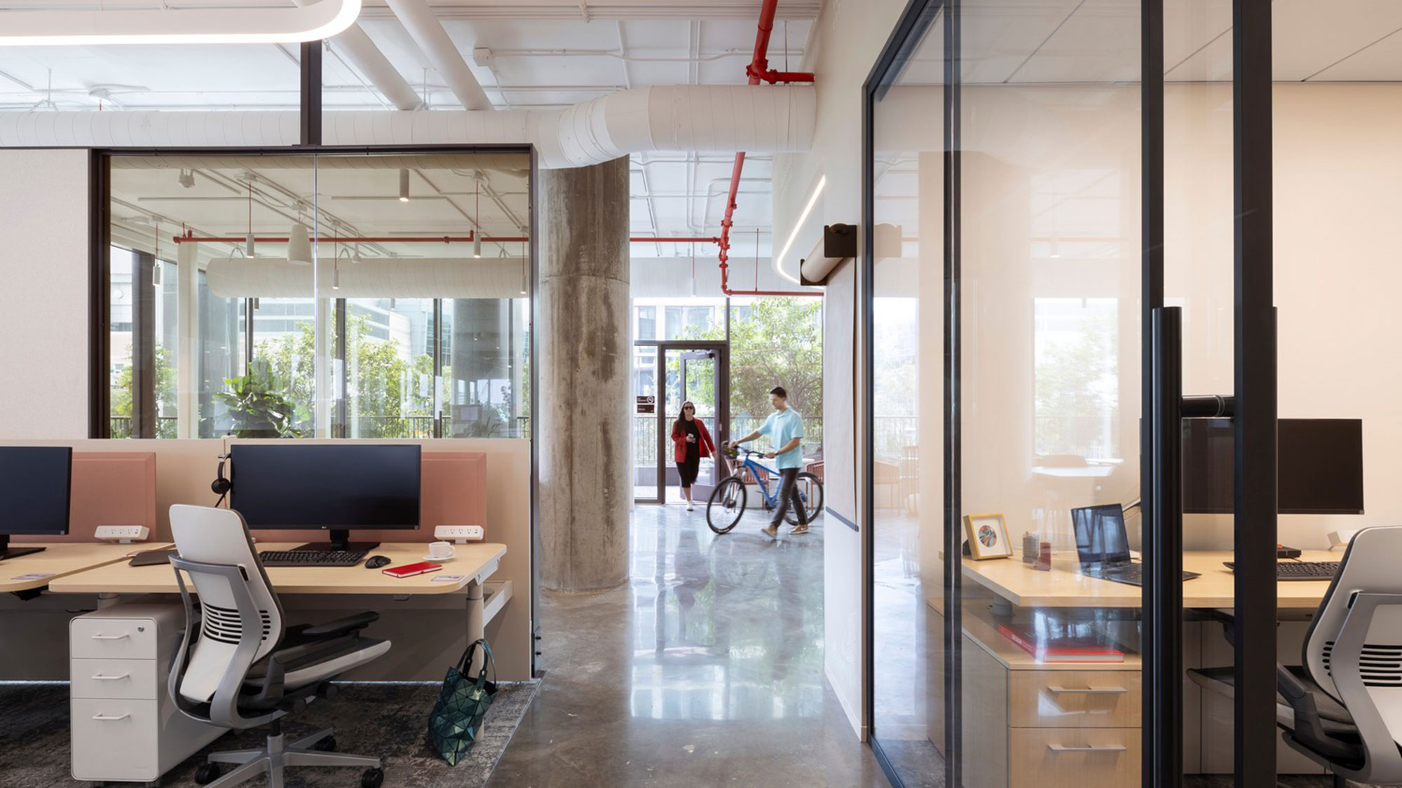 A room with a desk and chairs.