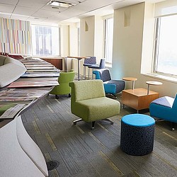 A room with chairs and tables.