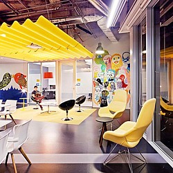 A room with chairs and tables.