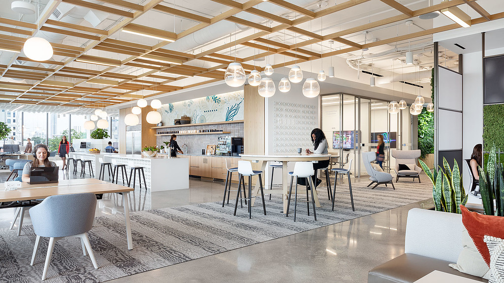 Stool-Chair Hybrid Swings into the Office