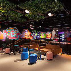 A room with chairs and tables.