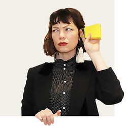 A person holding a yellow card.