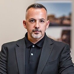 Steven Velegrinis headshot