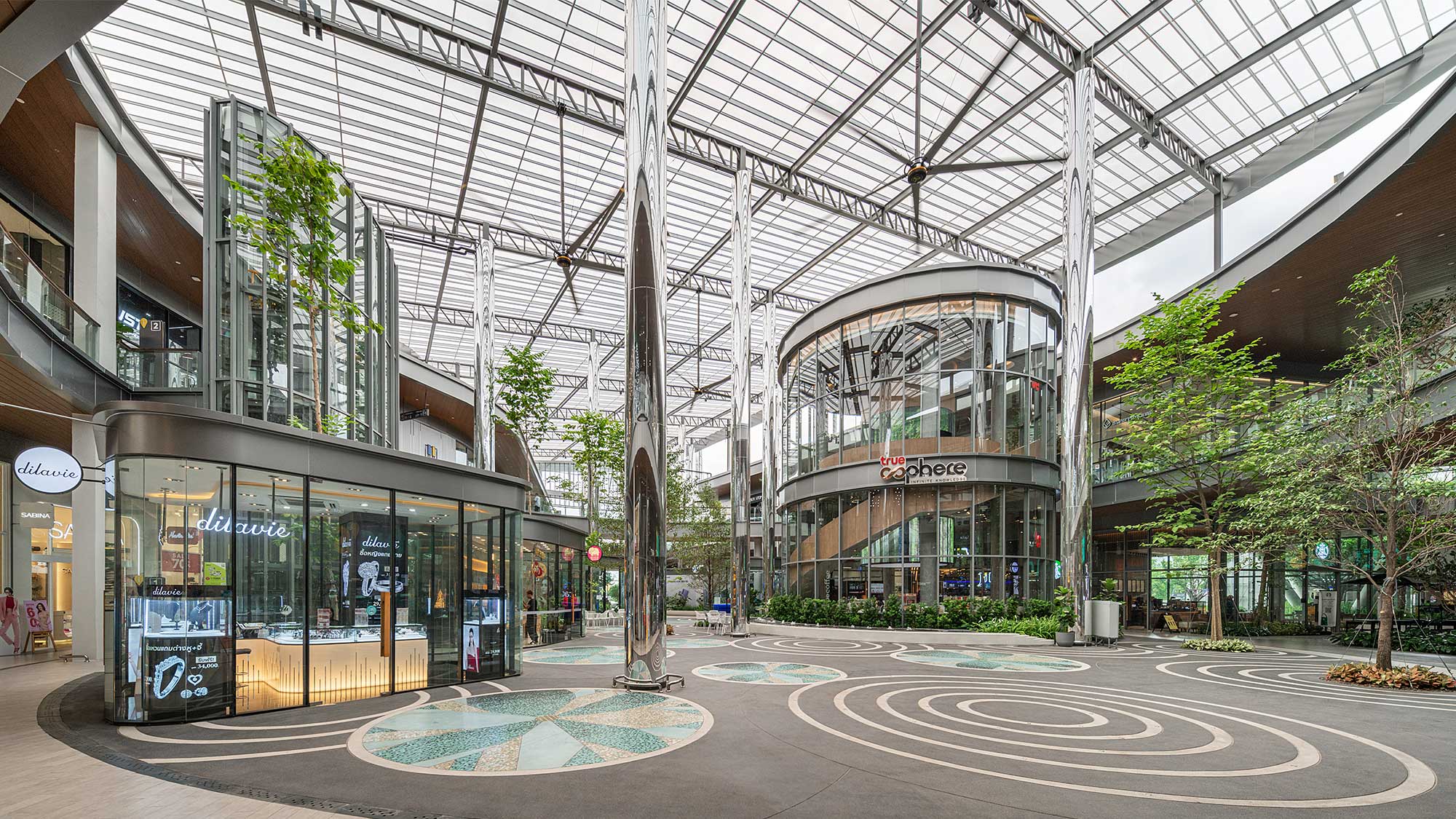 Lotus’s North Ratchapruek Lifestyle Center courtyard