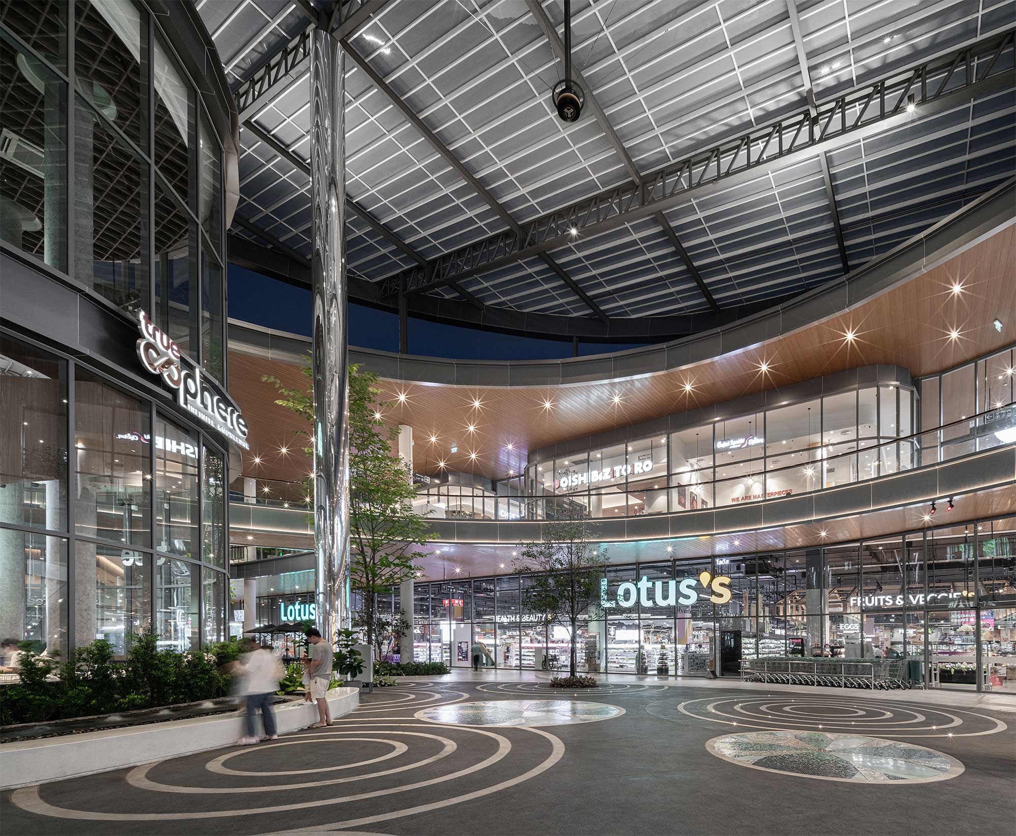 Lotus’s North Ratchapruek Lifestyle Center courtyard at night