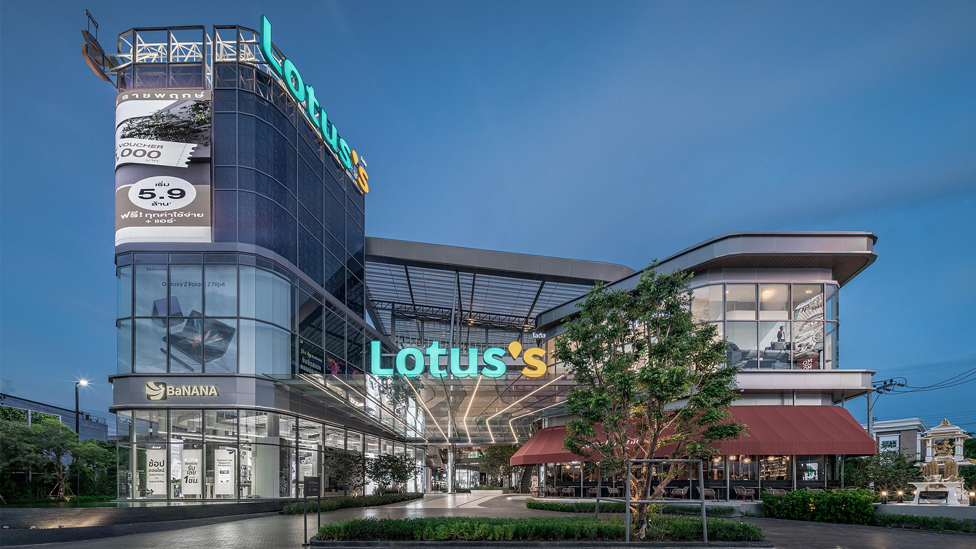 Lotus’s North Ratchapruek Lifestyle Center at night